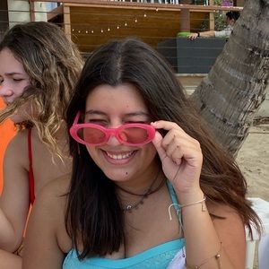 Meet your Posher, Gloria